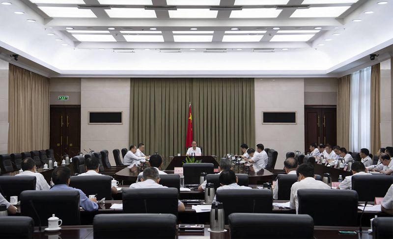 省政府党组理论学习中心组召开专题学习会